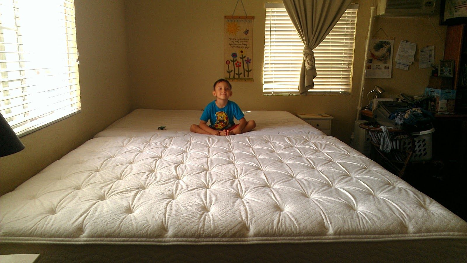 Как узнать в постели. Аляска Кинг кровать. Матрас King Size. Огромная кровать. Гигантская кровать.
